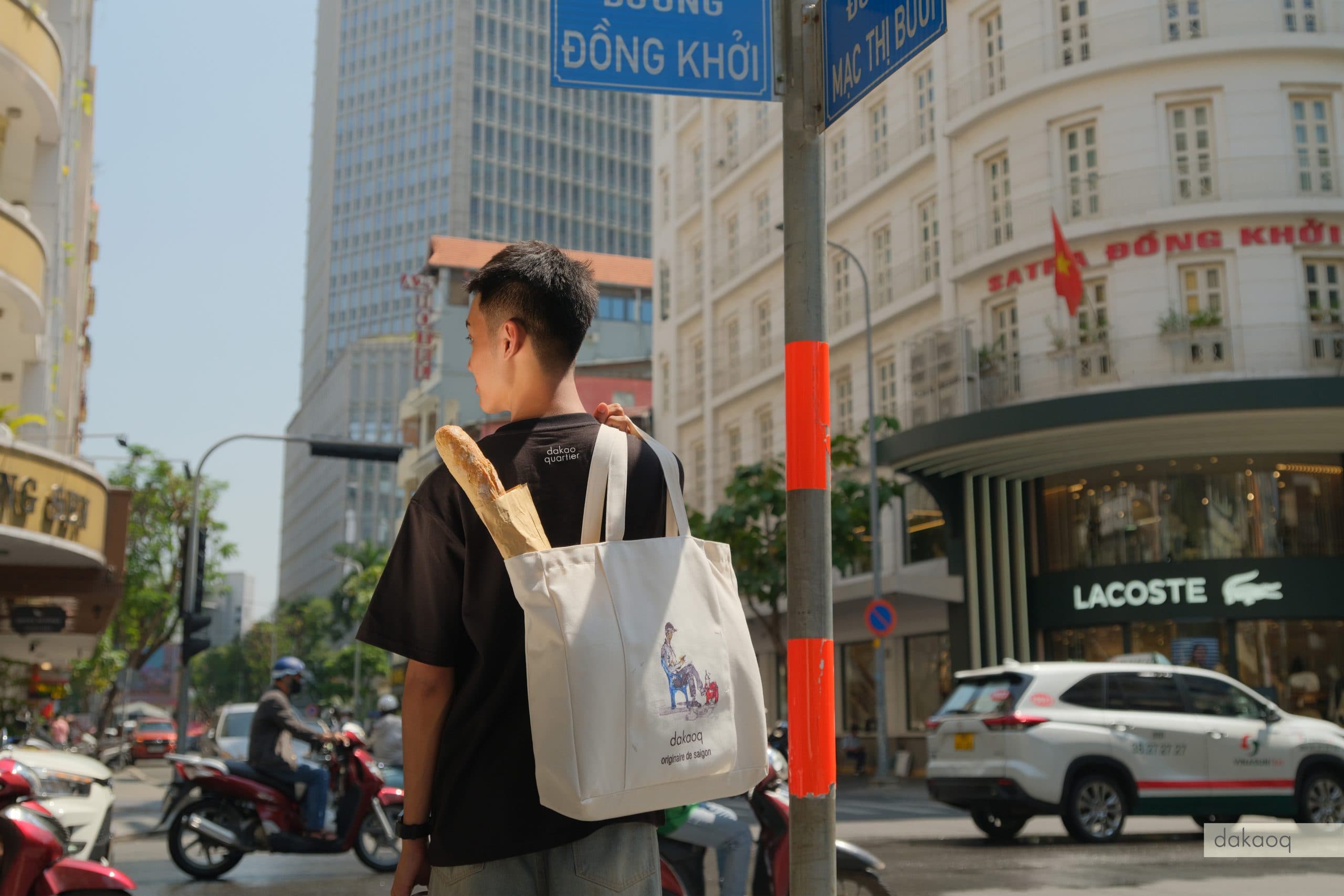 journée tote bag - lướt điện thoại